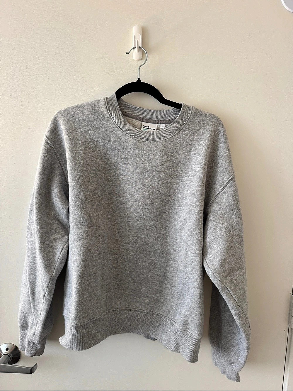 Aritzia TNA Gray Crewneck Size Medium